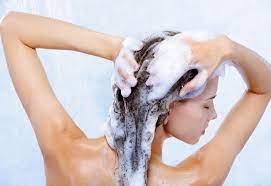 È difficile dare una risposta univoca ed esaustiva a questa domanda, soprattutto quando i pareri di dermatologi e … Come Lavare I Capelli La Repubblica