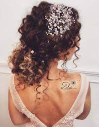 Almost as important as choosing a dress, the bride's hairstyle should not. 28 Trendy Wedding Bridesmaids Hairstyles Short Curls Curly Natural Curls Curly Bridal Hair Curly Wedding Hair