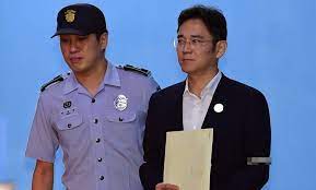 제정 러시아 실리셀부르크 감옥 형리들이 페테르부르크 대학생 알렉산더 울리아노프사샤 등 정치범 5명을 교수대로 데려갔다. ëª¨ì¹œìƒ ë‹¹í•œ ì˜†ë°© ìˆ˜ê°ìž ìœ„ë¡œí•˜ë©° ê°„ì‹ ê±´ë„¨ ì´ìž¬ìš© ë¶€íšŒìž¥ ì¸ì‚¬ì´íŠ¸