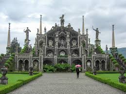 L'isola bella è un luogo straordinario grazie a fioriture ricorrenti ed inestimabili tesori d'arte che si fondono in un turbinio di colori e profumi. Palazzo Boromeo On Isola Bella Lago Maggiore Travel