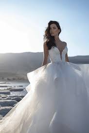 Il talento della stilista pnina tornai è un talento consapevole, che tiene conto della cultura d'origine della sposa e sa come celebrarla. Pnina Tornai 14756 Majorca Showroom