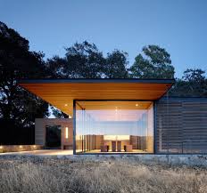 Love The Way The Timber Roof Floats Over The Glass Box Architecture Homedesign Lifestyle Style Buildingde Timber Roof Rammed Earth Homes Glass Boxes