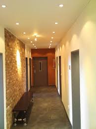 Flur In Einem Hotel Mit Steinwand Und Spanndecke Auch Zuhause Umsetzbar Innenarchitektur Kuche Spanndecken Steinwand