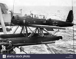 1936 maritime reconnaissance floatplane family by arado. Eine Arado Ar 196 Wasserflugzeug Bereit Auf Das Katapult Von Einem Deutschen Kriegsschiff Zu Nehmen Foto Eschenburg Stockfotografie Alamy