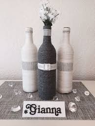 La Botella De Gianna Es Mano Envuelto En Hilo Gris Oscuro Y Con Una Cinta Blanca En El Centro Que Esta Cu Wine Bottle Crafts Wine Bottle Decor Glass Bottle Diy