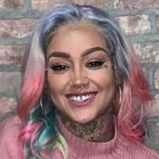 Donna Off's Instagram, Twitter & Facebook