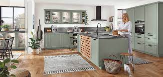 Wenn möglich wird eine kochinsel und ein essplatz integriert. Cascada 774 Lacklaminat Weiss Moderner Landhaus Stil Nobilia Kuchen