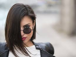 Il se peut se porter aussi bien lisse qu'ébouriffé et ondulé. Carre Plongeant Degrade 30 Modeles Tendance