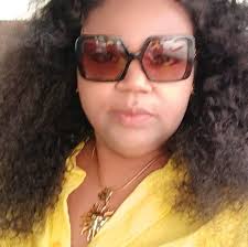 La femme éduquée, courageuse, professionnelle, authentique et mère de 3  beaux diamants .Rien ne peut l'arrêter sur sa route car elle vise vers  l'avant et non vers l'arrière. Sa se ti pam