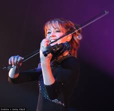 Lindsey stirling est une violoniste américaine talentueuse, doublée d'une compositrice hors pairs et artiste performeuse qui se produit dans les plus grandes salles de concert à travers le monde. Lindsey Stirling En Concert Place De Concert Billet Billetterie Et Liste Des Concerts