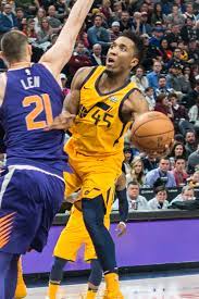 Er steht bei den utah jazz in der national basketball association (nba) unter vertrag. Datei Donovan Mitchell Makes Underhanded Layup Around Alex Len In 2018 Crop Jpg Wikipedia