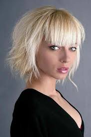 Modische frisuren halblang blond gestuft haare mit pony bilder … Pin On Trend Frisuren