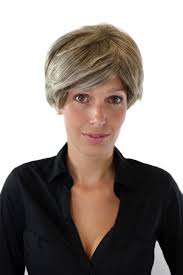What is hair teasing or backcombing? Sexy Cougar Lady Quality Wig Mixed Ashblond Strands Highlights Short Wavy Parting Voume Backcombed