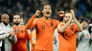 Het nederlands elftal ek 2020 trainingspak is in twee verschillende kleuren beschikbaar, namelijk in het zwart en blauw. We Zijn Er Weer Bij Na Moeizame Avond Plaatst Oranje Zich Voor Ek Rtl Nieuws