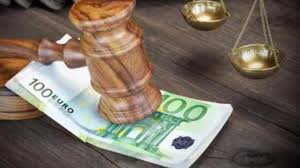 Παραμένει, επίσης, το πρόστιμο παραβίασης της καραντίνας ύψους 5.000 ευρώ, όπως επίσης και το πρόστιμο 1.000 ευρώ για τη συνάθροιση άνω των 10 ατόμων. Prostimo Se Odhgo Poy Ekane Sthn Akrh Dromoy Gia Na Fternistei