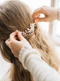 Hübscher haarschmuck mit blumen für einen charmanten look. Hochzeit Haarschmuck Brautfrisuren Mit Blumen Diadem Und Haarreif
