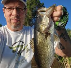 Sunset pic tonight...and the wife got her an 8lber today (speed worm)!!