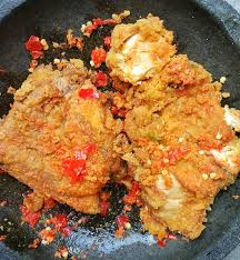 Ayam geprek diolah dengan dilapisi tepung, lalu digoreng. Resep Dan Cara Membuat Ayam Geprek Sambal Bawang Ala Geprek Bensu