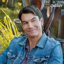 Robyn Bray's Instagram, Twitter & Facebook