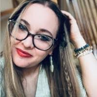 Elizabeth Louden's Instagram, Twitter & Facebook