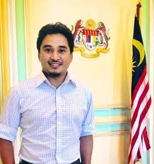 Ia ditangkap saat berada di kamar kost nya di jalan kumpulan pane kelurahan jatih kecamatan bajenis kota tebing tinggi, sumut. Ini Luahan Sayu Pembaca Berita Buletin Utama Selepas Kekalahan Teruk Barisan Nasional Ge14 Ameno World