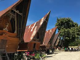 Badan rumah adat batak ini berbentuk panggung segi empat dengan dua bangunan utama terpisah. Rumah Bolon Wikipedia Bahasa Indonesia Ensiklopedia Bebas