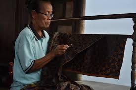Pembuatan motif pada kain dibuat dengan cara mengikat sebagian kain lalu dicelupkan kedalam cairan pewarna. Teknik Dan Proses Pembuatan Batik