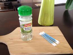 Motricite Fine Introduire Les Coton Tige Dans Les Trous Du Pot A Epices Jeux Montessori Motricite Fine Motricite