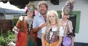 He made several fairy tale films, often following patterns where a young man ventures from a rural area to find love and defeat corrupt enemies. Reziser Troska Toci Pohadku S Pavlaskem Kdo Ho Na Place Nejvic Vytaci