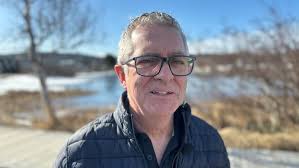 Il réclame l'amélioration de la route sur laquelle son père est mort