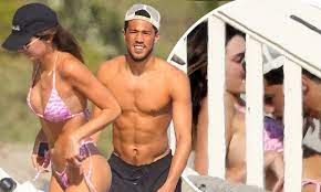Kendall jenner was so supportive of her boyfriend devin booker that she rushed to his hotel room after the phoenix suns lost to the los angeles lakers at the nba playoffs. Kendall Jenner Sizzles In Skimpy Bikini On Romantic Beach Date With Her New Beau Devin Booker Daily Mail Online