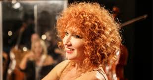 Invece nella campagna elettorale si matteo salvini spiccano le canzoni di edoardo bennato, sparate a tutto. Fiorella Mannoia Festeggia I 40 Anni Di Carriera Il 31 Agosto Alle Mura Quotidiano Di Gela