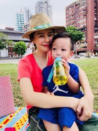 在育兒的想法上， 徐若瑄表示徐媽媽喜歡用讚美和鼓勵的方式教育孩子，她也受到徐媽媽的影響如此對待dalton（兒子） ，但最大的不同就是徐媽媽很容易被撒嬌和求饒屈服，心太軟，但是她可不一樣， 她也是擁有虎媽的一面 。 å¾è‹¥ç'„åå¾Œåª½æš–å¿ƒå'Šç™½è¢«è®šçˆ† 2ç¹¼å¥³ é«˜é¡å€¼ æˆäº®é»ž Ettodayæ˜Ÿå…‰é›² Ettodayæ–°èžé›²
