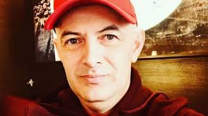 Mint írja, olyan helyre költözött, ahol „nincsenek óriásplakátok. Vujity Tvrtko Levette A Sapkajat Nlc