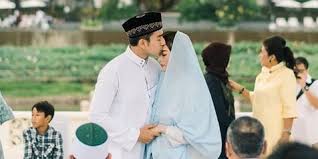 Pesta pernikahan aliff alli juga dihadiri oleh mantan istri aming, evelyn nada anjani. Yzjjn 09sd Kbm