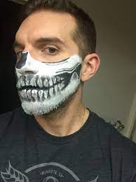 Halloween kann auch elegant und stilvoll sein. Https I Pinimg Com Originals 0f 8b E1 0f8be1566bf7e5c5416c48066a5b2aa4 Jp Halloween Gesicht Schminken Halloween Schminken Mann Halloween Make Up Ideen Manner