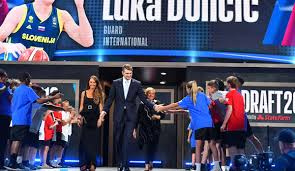 National basketball association (nba) teams took turns selecting amateur united states college basketball players and other eligible players, including international players. Nba Draft 2018 Deandre Ayton Nach Phoenix Dallas Mavericks Sichern Sich Luka Doncic
