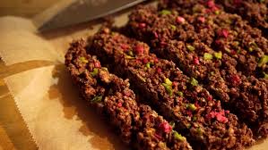 材料2つを混ぜるだけ！簡単すぎるチョコクランチバーの作り方 - macaroni