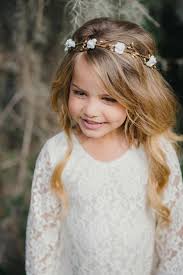 Karlie kloss kaschiert ihre dünnen haare mit einem hohen dutt! 1001 Ideen Fur Kommunionfrisuren Fur Madchen Und Nutzliche Tipps Zum Fest Kommunion Frisuren Kommunion Frisur Madchen Frisur Kranz