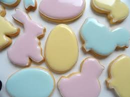 Nach belieben portionsweise mit lebensmittelfarbe einfärben und die figuren mit zuckerguss und zuckerschrift aufmalen. Super Leichtes Zuckerguss Rezept Das In 5 Minuten Fertig Wird Zuckerguss Platzchen Zuckerguss Verzierte Kekse