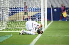 La situation n'est pas alarmante mais voir le real madrid à 4 points du barça n'est pas nécessairement ce que les supporters du bernabeu imaginaient. 00l06kt Z1wkim