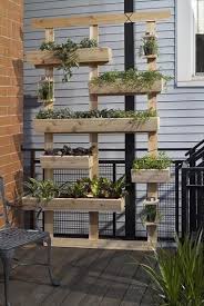 La tendance déco palette séduit aussi valérie damidot ! Les Palettes Font La Deco Du Jardin Deco Cool Com Deco Jardin Idees Jardin Jardinieres Verticales