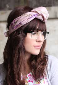 Diese elegant anmutende frisur geht ganz schnell und ist zugleich total angesagt. 1001 Trendfrisuren Fur 2018 Inspiriert Von Den Promis Diy Head Scarf Scarf Hairstyles Bangs Glasses