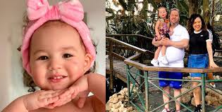 Garotinha de dois anos ajuda pais com deficiência visual a caminhar e usar  o celular