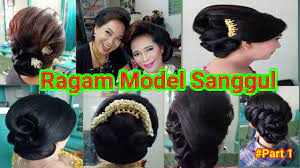 Walaupun garis rambut disisir ke belakang, namun aksen sasak pada atas rambut membuat kamu yang berwajah bulat sekalipun tampak lebih ramping. Ragam Model Sanggul Youtube