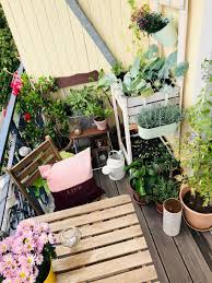 Kleinerbalkon Ganz Gross Mit Unserem Selbst Gezimmer In 2020 Kleiner Balkon Balkon Selber Bauen Hochbeet