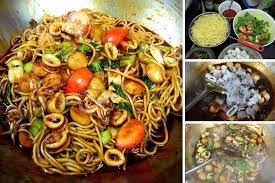 Satu lagi tips masak mee goreng basah sedap ini, jangan berlebihan masukkan sesuatu sos dan tak perlu dah ditambah garam, gula serta serbuk perasa sebab hasil daripada campuran sos cili rahsia buat resepi mee goreng basah adalah di sini, iaitu cili kisar mesti betul betul masak dan terbit minyak. Cara Masak Mi Goreng Basah Paling Sedap