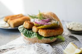 Veganes Fischbrotchen Mit Selbstgemachten Fischstabchen Rezept Fischstabchen Fisch Brotchen Vegan Hauptgericht