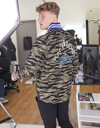Jacke lakers wählen sie ihre cookie einstellungen wir verwenden cookies und ähnliche tools um ihr quick view los angeles lakers shotgun quarter zip columbia. Mitchell Ness Nba La Lakers Bestickte Jacke Mit Tigerstreifen Military Muster Saluscampusdemadrid