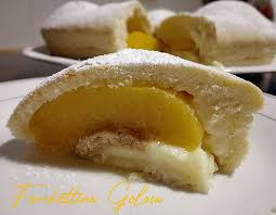4) profuma la crostata di pesche e amaretti con il liquore alla mandorla e stendi il composto ottenuto sul guscio di pasta, livellandolo con una spatola. Crostata Di Pesche E Amaretti